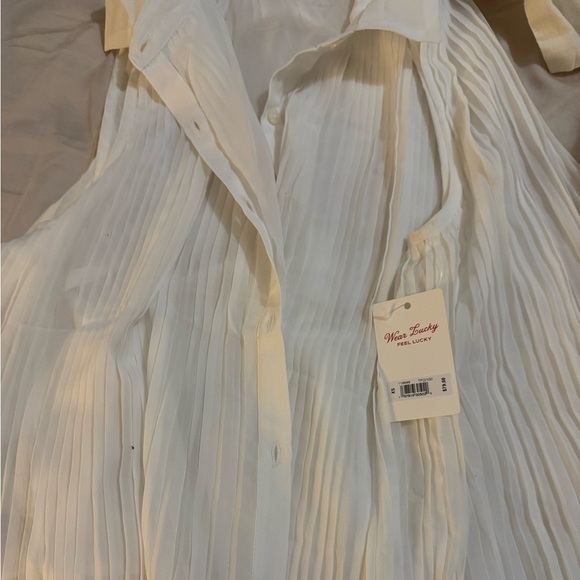 Sleeveless White Blouse - Picture 6 of 6